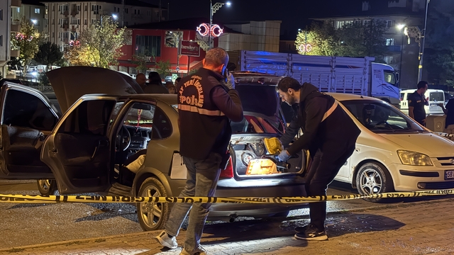 İçerisinde 3 çocuğun bulunduğu park halindeki otomobilde çakmak gazı patladı; 3 yaralı