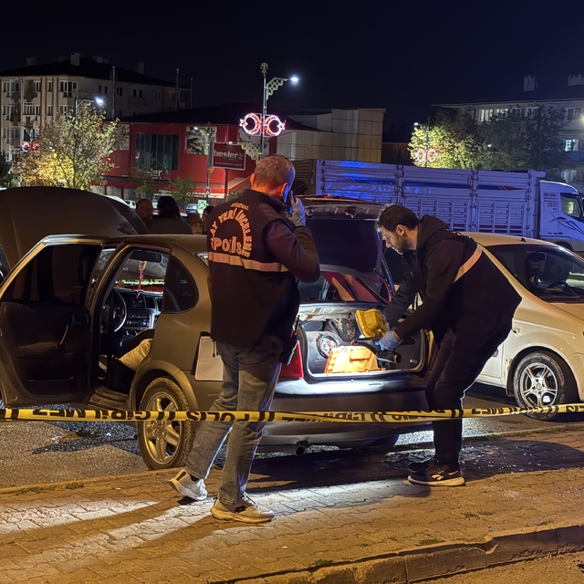 İçerisinde 3 çocuğun bulunduğu park halindeki otomobilde çakmak gazı patlad...