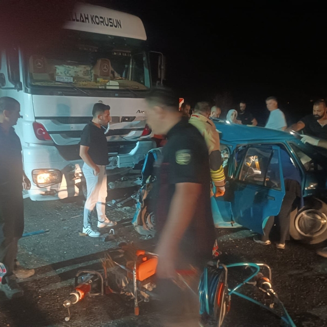 Kahramanmaraş'ta TIR'la çarpışan otomobilde 3 kişi öldü
