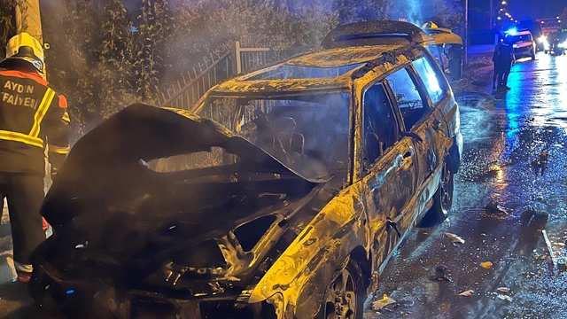 Yolda kalıp, tekrar çalıştırılmak istenen otomobil alev aldı