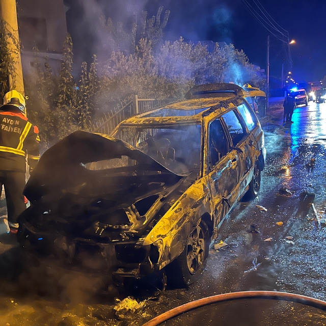 Yolda kalıp, tekrar çalıştırılmak istenen otomobil alev aldı