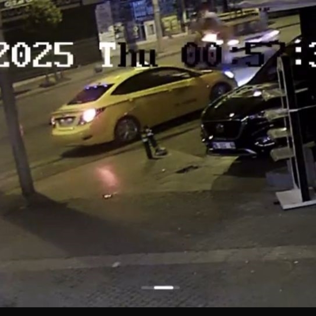 Drift yapan sürücünün otomobiline motosiklet çarptı; 2 yaralı