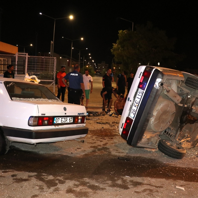 Antalya'da İki otomobil kafa kafaya çarpıştı: 3'ü ağır, 4 yaralı