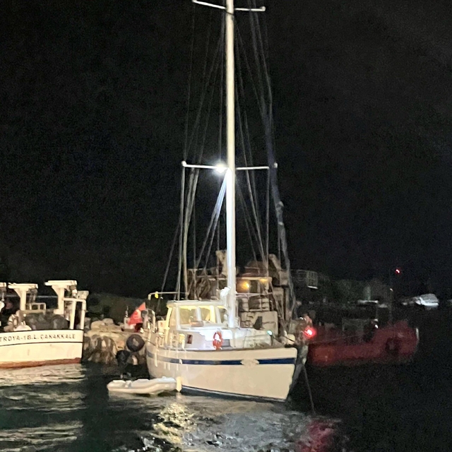 Çanakkale Boğazı'nda sürüklenen tekne kurtarıldı