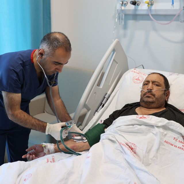 Mardin'de bir hastanın 6 kilogramlık böbreği ameliyatla alındı