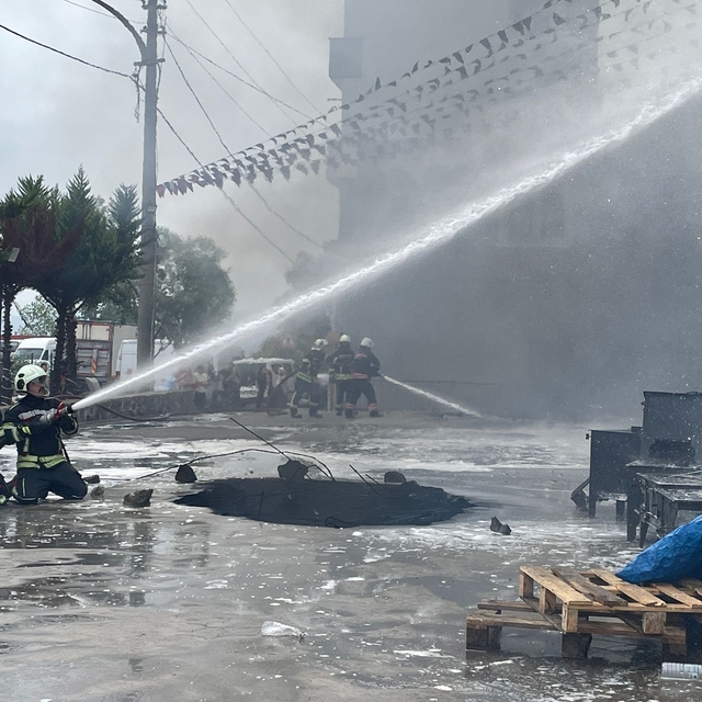 Trabzon'da alışveriş merkezinde çıkan yangına müdahale ediliyor