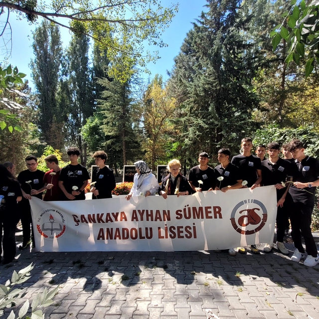 Hayırsever iş insanının kabrine öğrencilerden ziyaret