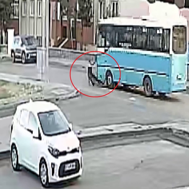 Halk otobüsünün çarptığı bisikletli Beytullah ağır yaralandı; kaza kamerada