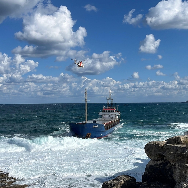 Kuru yük gemisi karaya oturdu; mürettebatı kurtarmak için çalışma başladı