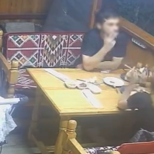 Ailesiyle yemek yediği restorandan hesabı ödemeden kaçıp, marketten de siga...