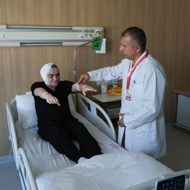 Moyamoya hastası Ömer Asaf, başarılı operasyonlarla hastalığını yendi