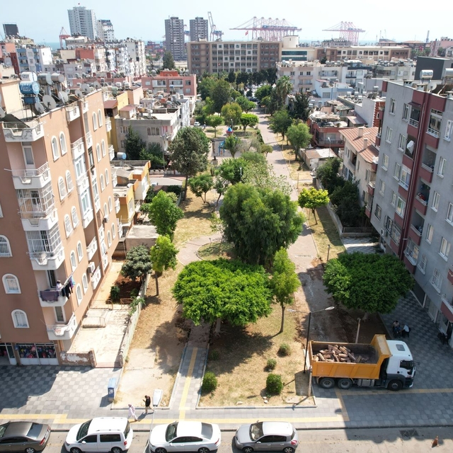 Mersin'in Akdeniz ilçesindeki Manolya Parkı yenileniyor