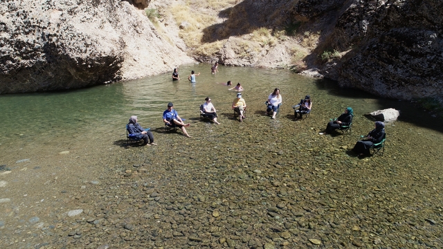 Doğa harikası Kızılağaç Kanyonu'nda yürürken çevre bilinciyle çöp de topladılar