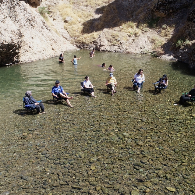 Doğa harikası Kızılağaç Kanyonu'nda yürürken çevre bilinciyle çöp de toplad...