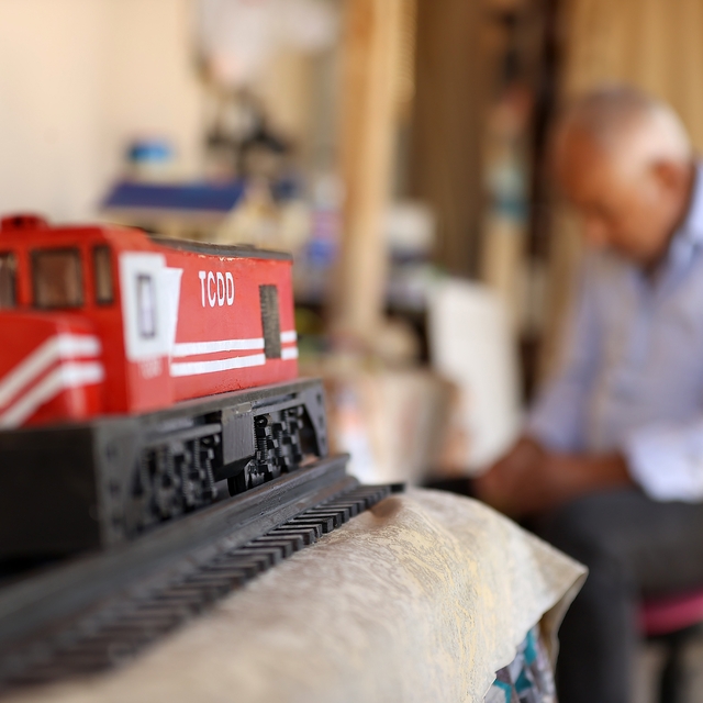 Ağabeyine bakarak öğrendiği maket ustalığını 36 yıldır sürdürüyor