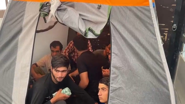 TIR'ın dorsesindeki kamp çadırlarından 17 kaçak göçmen çıktı