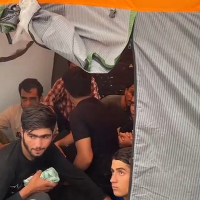 TIR'ın dorsesindeki kamp çadırlarından 17 kaçak göçmen çıktı