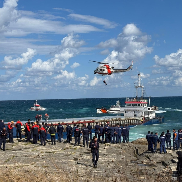 Kuru yük gemisi karaya oturdu; mürettebat kurtarıldı (2)