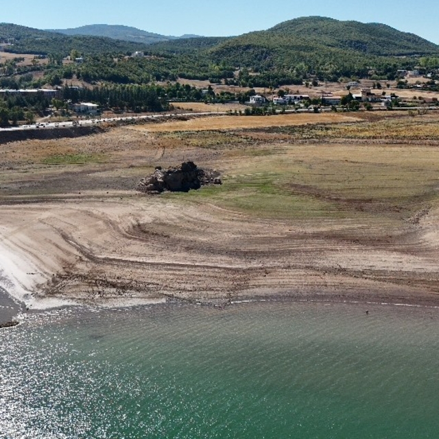 Sular çekildi, barajın ortasındaki kayalık karada kaldı
