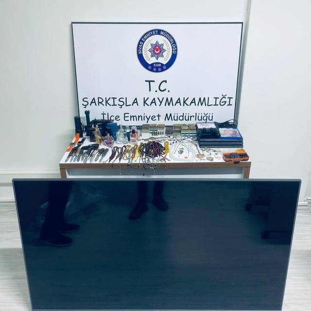 Sivas'ta hırsızlık yaptıkları iddiasıyla gözaltına alınan 3 zanlıdan 2'si t...