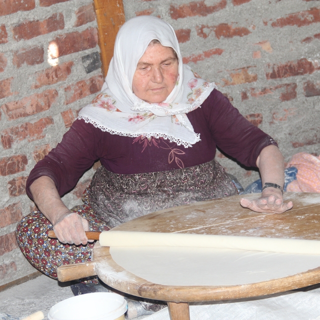 Çorum'da asırlık gelenek olan imece usulüyle kışlık yufka hazırlıkları başl...