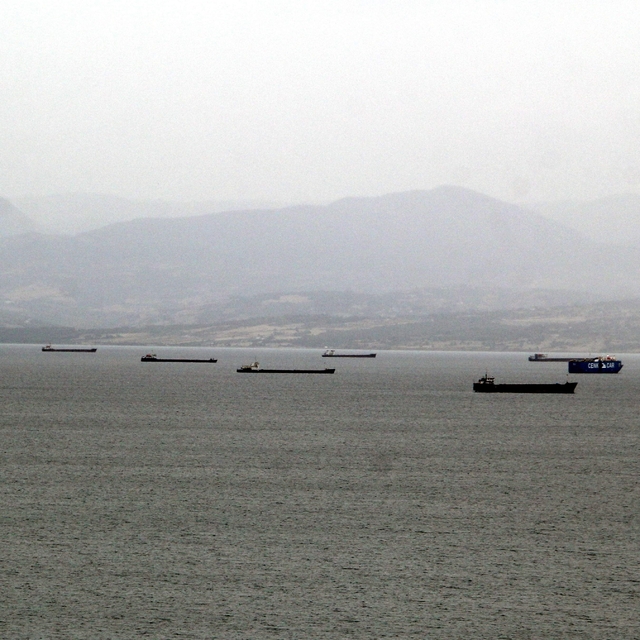 Yük gemileri fırtına uyarısı üzerine Sinop doğal limanına demirledi