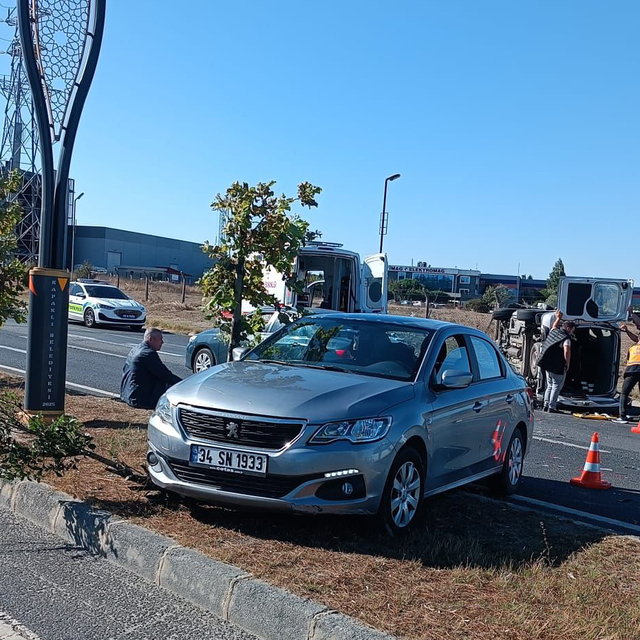 Tekirdağ'da otomobil ile hafif ticari aracın çarpıştığı kazada 3 kişi yaral...