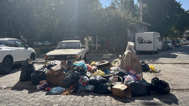 İzmir Karşıyaka'da toplanmayan çöpler tepkiye neden oluyor