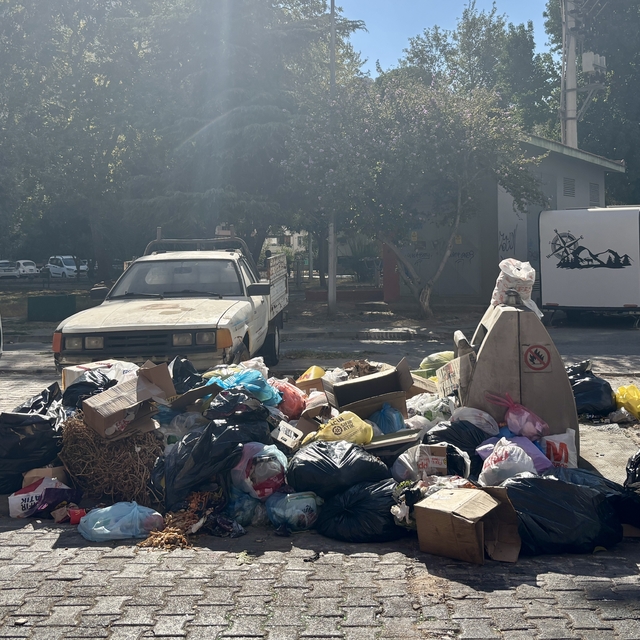 İzmir Karşıyaka'da toplanmayan çöpler tepkiye neden oluyor