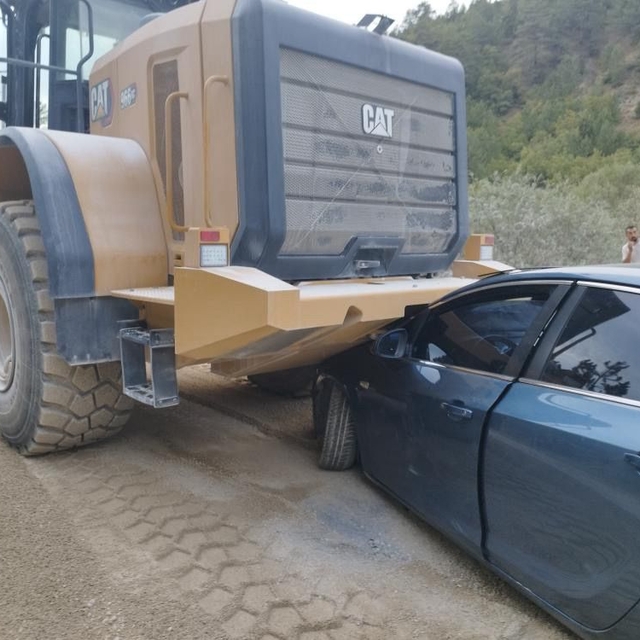 İş makinesinin çarparak sürüklediği araçtan inmeye çalışırken altında kalan...