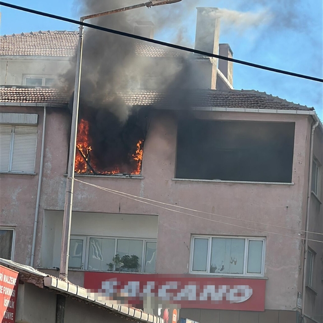 Çanakkale'de yanan daire kullanılamaz hale geldi