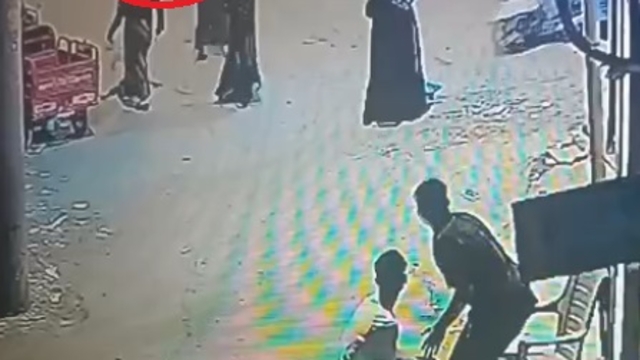 Sokakta oynayan çocukları gürültü yaptıkları gerekçesiyle sopayla darbetti; o anlar kamerada