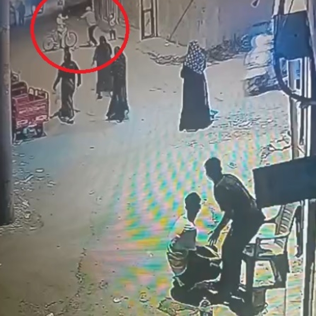 Sokakta oynayan çocukları gürültü yaptıkları gerekçesiyle sopayla darbetti;...