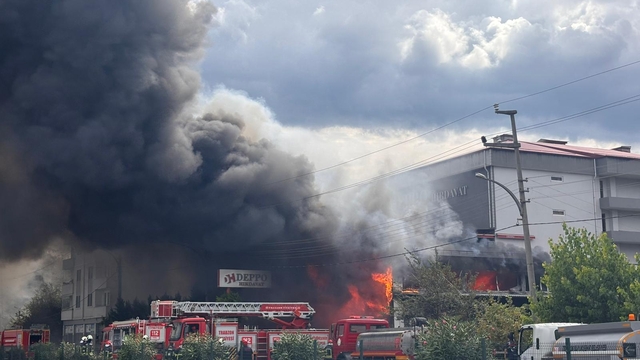 Trabzon'da alışveriş merkezindeki yangında alevler yeniden yükseldi (3)