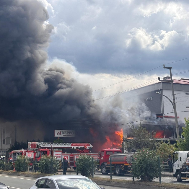 Trabzon'da alışveriş merkezindeki yangında alevler yeniden yükseldi (3)