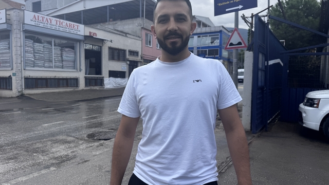 Bursa'da park halindeyken şoförsüz hareket eden minibüsün durdurulması kamerada