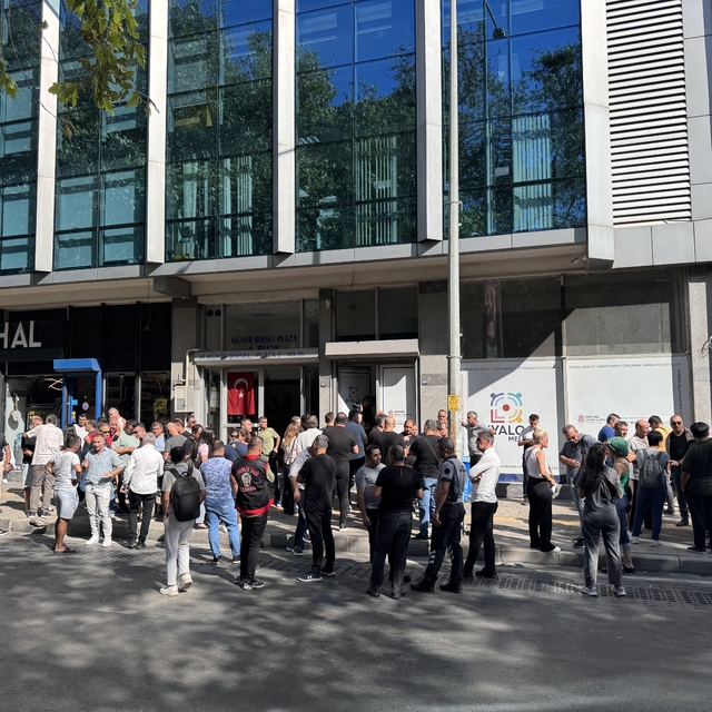 Genel-İş Sendikasından izne çıkarılan İzmir Büyükşehir Belediyesi güvenlik...