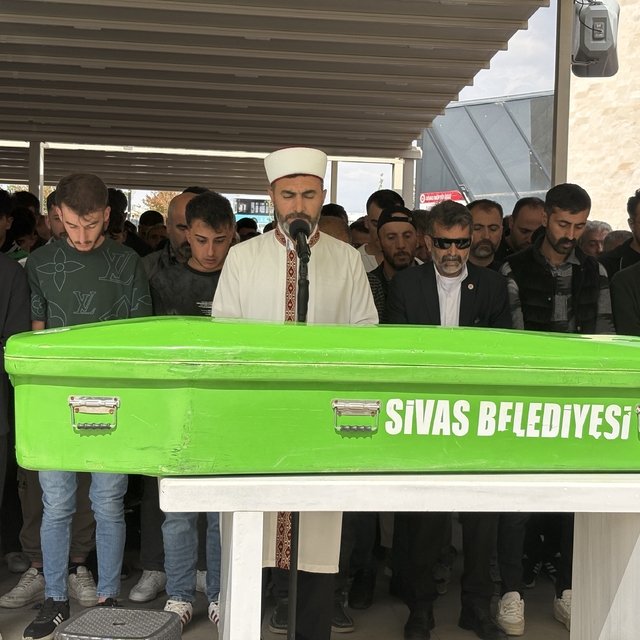 Otomobilde çakmak gazı kaynaklı patlamada ölen Emre, toprağa verildi