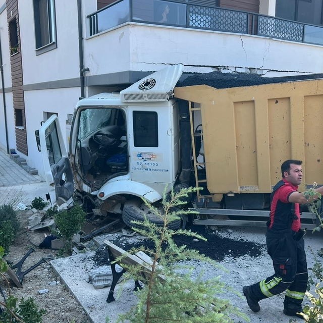 Mersin'de hafriyat kamyonu apartmanın balkonuna çarptı