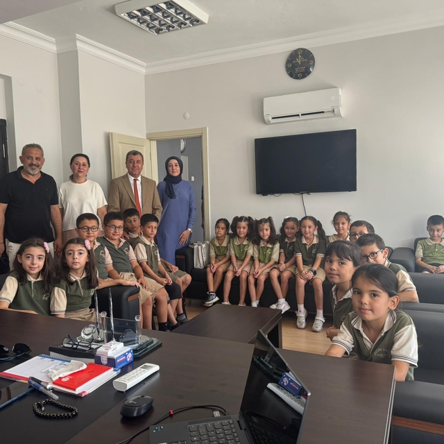 Kumluca'da ikiz öğrencilerden Milli Eğitim Müdürüne ziyaret