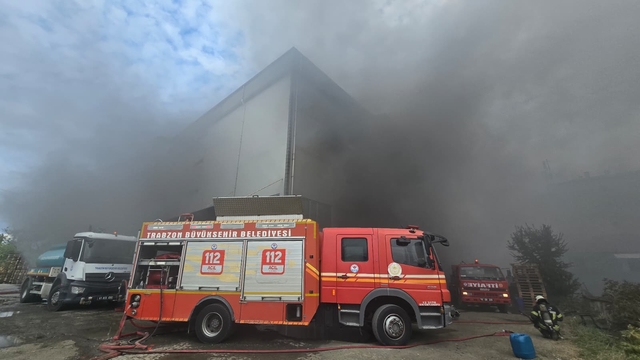 Trabzon'da alışveriş merkezindeki yangında alevler yeniden yükseldi (4)