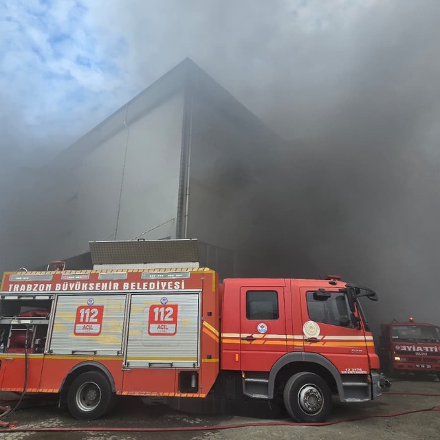 Trabzon'da alışveriş merkezindeki yangında alevler yeniden yükseldi (4)