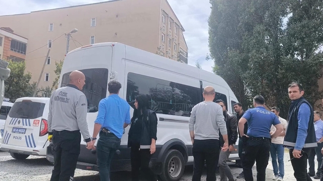 Çocukları koruma altına alınan aileden polislere taşlı saldırı