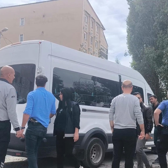 Çocukları koruma altına alınan aileden polislere taşlı saldırı