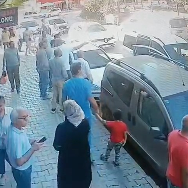 Yol kesip husumetlilerini darbettiler; o anlar kamerada