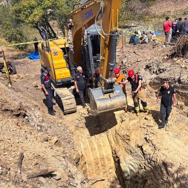 Manisa'da göçük altında kalan 2 kişi için kurtarma çalışması başlatıldı
