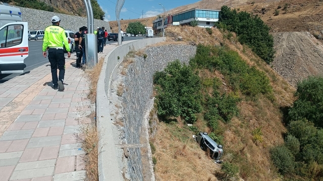 Otomobil uçuruma yuvarlandı: 2 yaralı