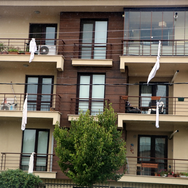 Kartalkaya duruşması öncesi, evlerine çarşaf asıp faciaya dikkat çektiler