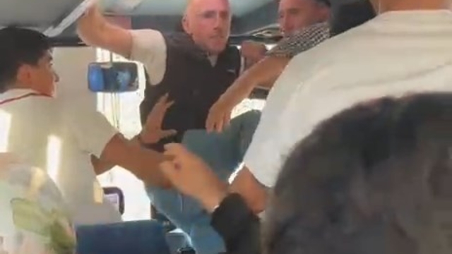 Halk otobüsünde, şoför ile yolcunun kavgası kamerada
