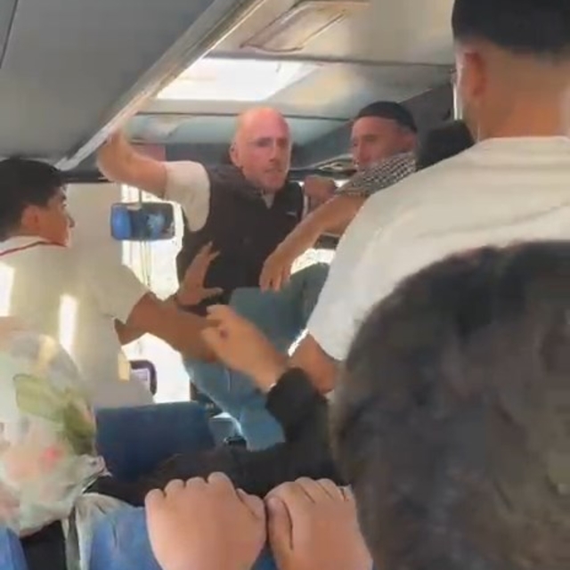 Halk otobüsünde, şoför ile yolcunun kavgası kamerada